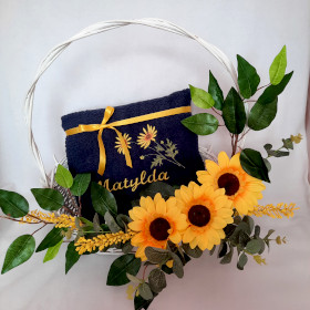 Kosz prezentowy na urodziny ręcznik z imieniem haftyok.pl